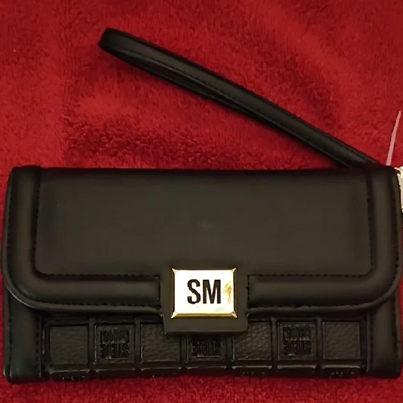 NWT🎁FREE GIFT INCLUDED🎁Steve Madden Black Wristlet with Gold Brand Logo - Picture 4 of 16